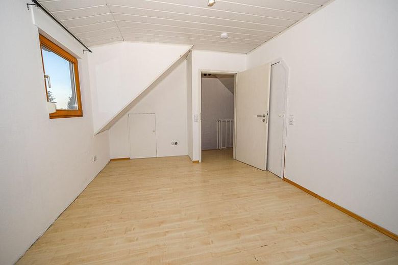 Senden‑Aufheim'de birinci sınıf konumda modernize edilmiş ikiz ev – 140 m² yaşam alanı + büyük ofis - komisyonsuz – Helles, großes Dachstudio 