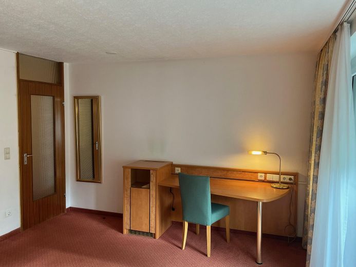 Schreibtisch mit Kühlschrank