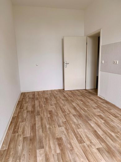 Helle, großzügig geschnittene 2-Zimmer-Wohnung – Küche zur Sitzecke