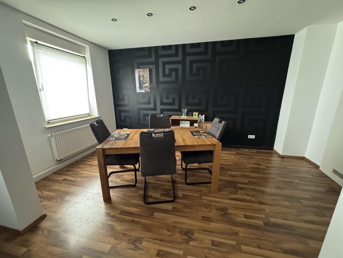 Appartement de 2 pièces rénové et éventuellement meublé – Wohn- Esszimmer mit Tisch
