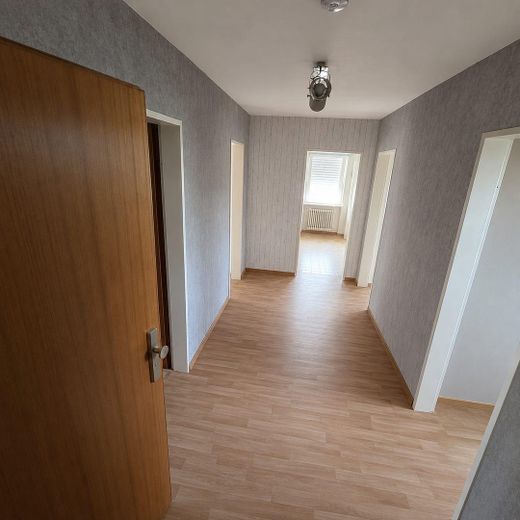 2 Zimmer Dachgeschoßwohnung mit Weitblick – Flur, KI generiert