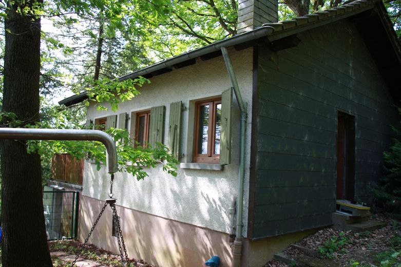 Waldhaus in Alleinlage – Seitenansicht