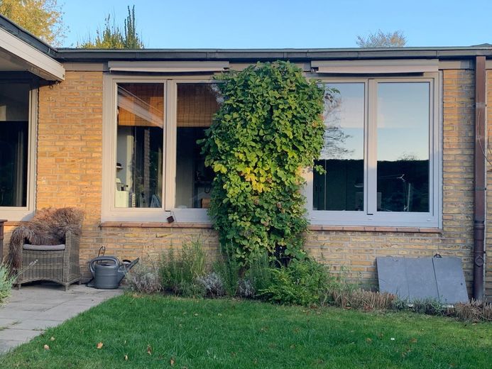 Modernisierter Winkel-Reihenbungalow mit uneinsehbaren Grundstück – Arbeitszimmer