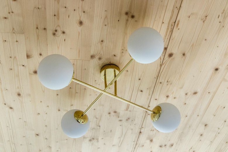 Decke und Lampe
