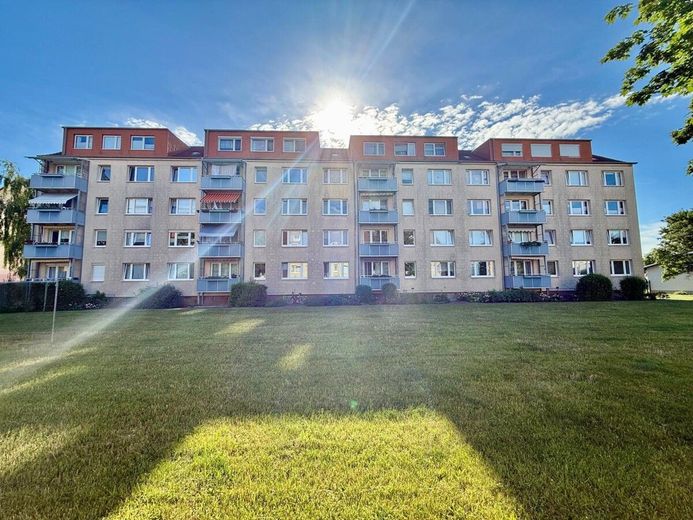 HORN IMMOBILIEN++ Neubrandenburg, renovierte 3-Raum Eigentumswohnung mit Balkon -bezugsfrei- – Rückseite