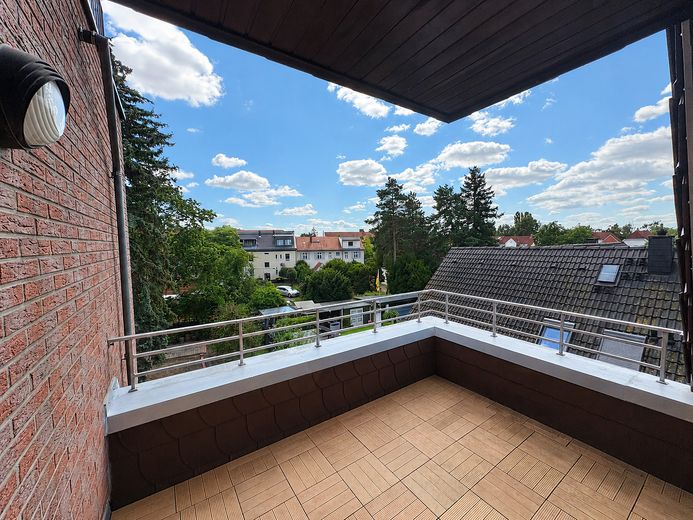 Großzügige lichtdurchflutete 4-Zi Wohnung mit EBK, Balkon und Dachterrasse – Balkon