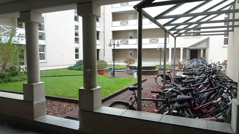 Möbliertes Apartment mit Terrasse und Tiefgaragenplatz – Innenhof