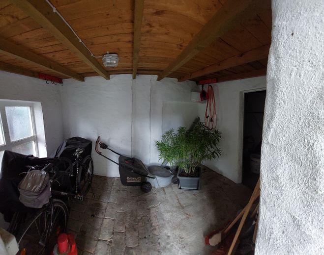 Sehr schönes 3 Fam.- Haus, große Balkone – Fahrradschuppen
