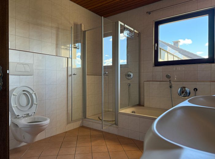 Bad mit Dusche und Wanne