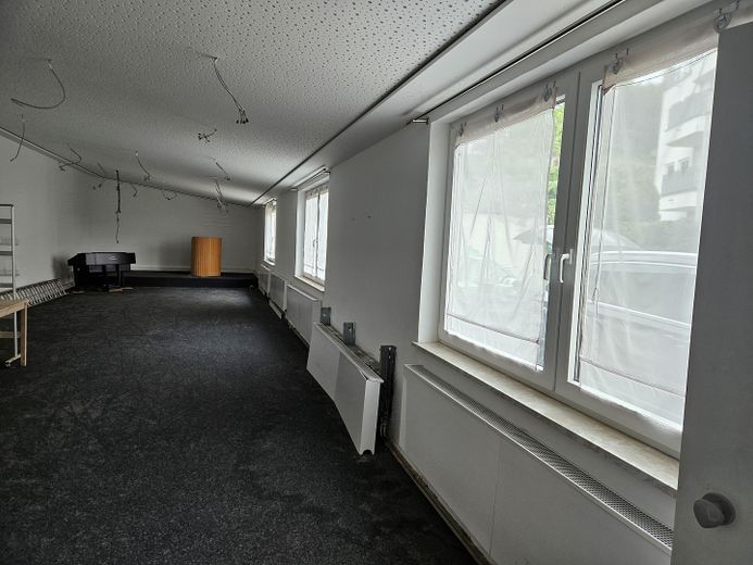 Saal mit Fenster zum Hof