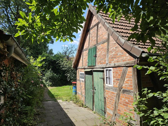 Bauernhaus mit bezauberndem Garten – Fachwerk Nebengebäude