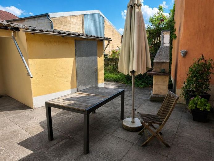 BEZUGSFREI MIT PATIO & NEUER EINBAUKÜCHE – फोटो 1