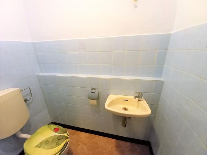 CITYHOUSE: Gut geschnittene Etagenwohnung mit großem Balkon, Keller und eigener Garage – Gäste WC