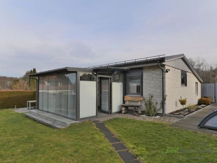(EF1235_M) Dresden: Bühlau/Weißer Hirsch, kleiner möblierter massiver Bungalow mit Wintergarten – Foto 1