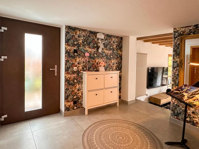 Architektur trifft Privatsphäre – besonderes Einfamilienhaus mit Pool, Sauna und Garten im Grünen – Eingangsbereich