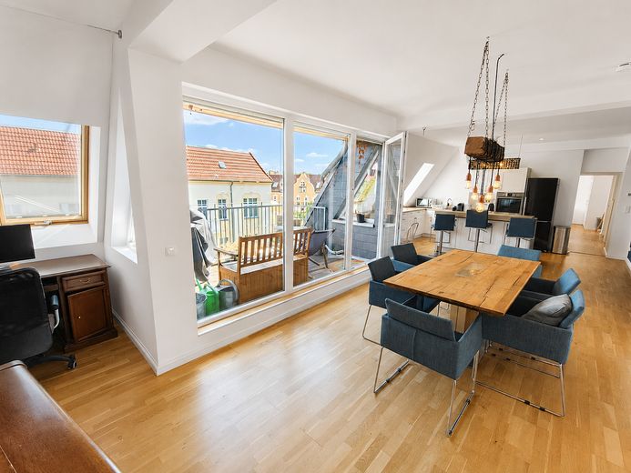 شقة بنتهاوس حصرية بمساحة 136 م² مع تراس شمسي كبير، وتكييف وتجهيزات عالية الجودة – Wohnzimmer mit Balkon