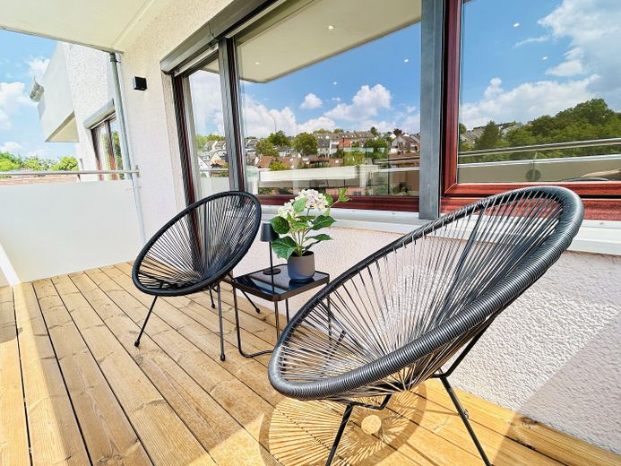 Prov.-frei! Hochw. sanierte 3-Zi.-ETW mit 2 Balkonen & 2 Stpl. in WÜ-Versbach – Balkon