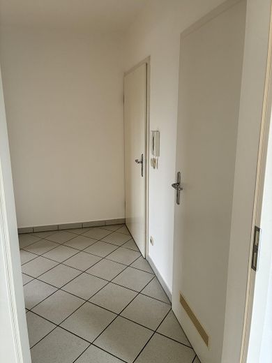 Flur mit Tür zum Abstellraum