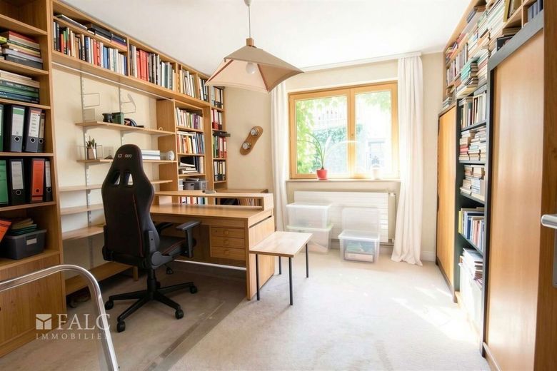 Viel Platz, tolle Lage, großes Potenzial:  Ihr neues Zuhause – Arbeitszimmer oder Schlafzimmer im Erdgeschoss