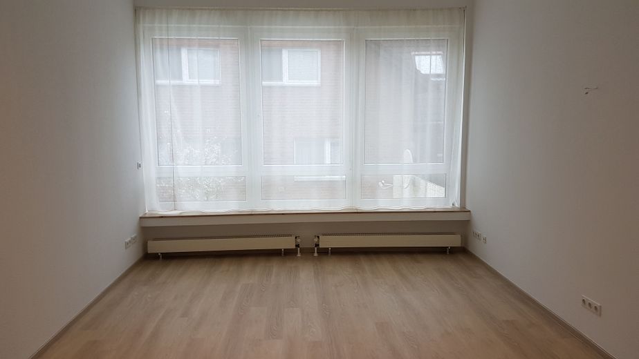 Wohnraum mit großen Fenstern