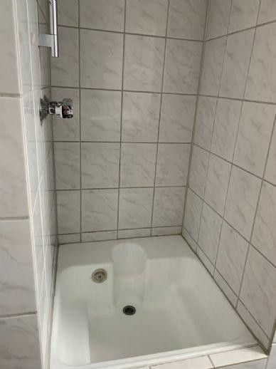 Sakin ve bakımlı çatı katı dairesi, ankastre mutfaklı, S-Bahn istasyonuna yürüme mesafesinde – Duschnische Bad
