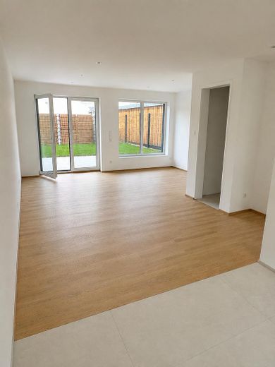 Aktionspreis! 99 % bezugsbereit – Mittelhaus in Teugn  - 100.000 € KfW-Förderung – Wohnzimmer