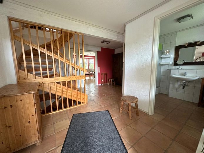 Senza provvigione: porzione di bifamiliare in stile casa svedese con sauna, ampio giardino e vista sui campi – Eingangsbereich