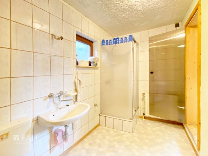 RESERVIERT: Grün, ruhig, gut angebunden: Zuhause für Zwei in Erfurt-Nord, Garage inklusive – Bad 1