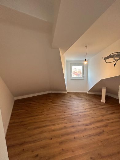 Neubaustandard! Helle 3,5 Zi.-DG-Whg. mit Balkon, Klimaanlage und Burgblick. – Kinderzimmer