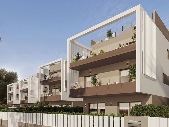 Maisonette-Wohnungen mit 3 Schlafzimmern, 2 Bädern, Gäste-WC, Fußbodenheizung in Bädern, Klimaanlage und Gemeinschaftspool nur 300 m vom Strand – Foto 1