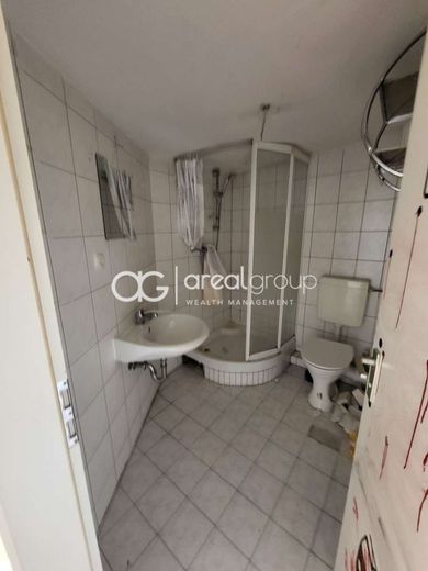Dachgeschosswohnung mit Potenzial - Renovieren nach Ihren Vorstellungen – Badezimmer