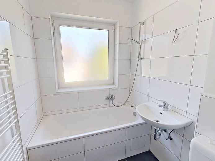 **FRISCH RENOVIERT** Helle 3-Zimmer-Wohnung mit BALKON und modernem Wannenbad – Ansicht I: Bad