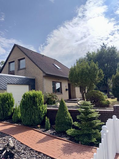 Seltene Gelegenheit in Delmenhorst: 150 m², großer Garten, viel Ausbaupotenzial – provisionsfrei – Außenansicht vorne