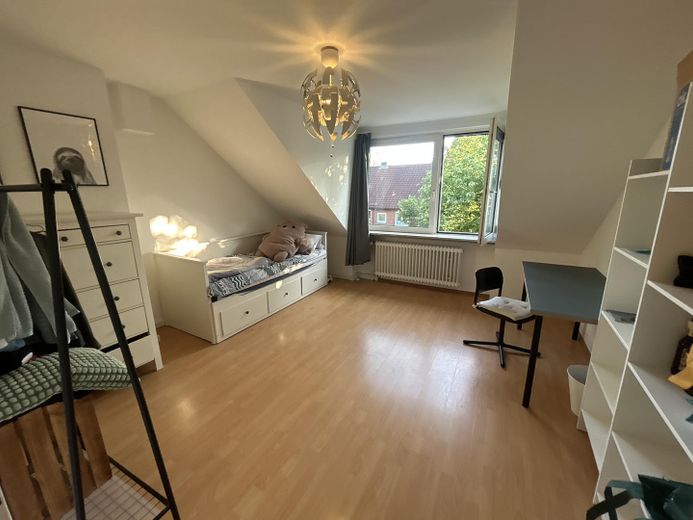 Helle 2-Zimmer Whg, bezugsfrei, im Komponistenviertel, provisionsfrei – Großes Zimmer