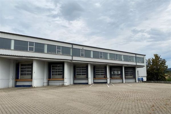 ** CO-SÜD ** відразу приблизно 4.500 м² з рамповими воротами