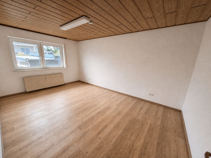 Großzügige 4-Zimmer-Wohnung mit Balkon, EBK & Klimaanlage – Schlafzimmer 1