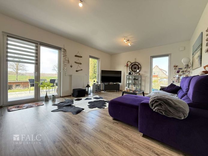 RESERVIERT***Atzenhausen - Wohnen auf einer Ebene: Neuwertiger Bungalow auf üppigem Grundstück*** – Wohnzimmer