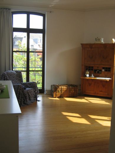 Exklusives Altbau-Luxus-Apartment mit Dachterrasse im Belgischen Viertel – Bild 1 Wohn/Schlafraum