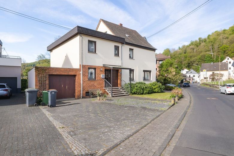 Großes Wohnhaus mit Garage, Garten und Zugang zum Fockenbach: Viel Raum für Ideen in Niederbreitbach – Straßenansicht
