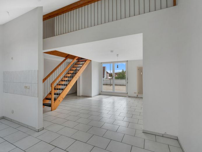 Ampio appartamento su due livelli con grande terrazza sul tetto e posto auto in garage sotterraneo a Gottmadingen – Wohn-Esszimmer
