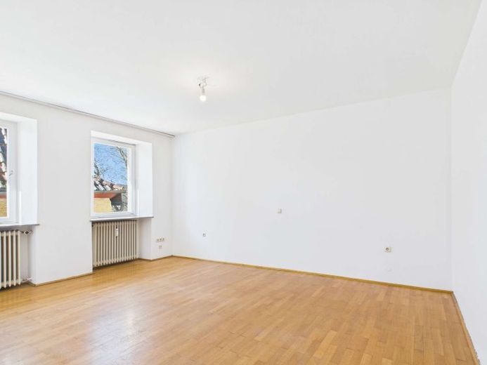 AFFITTO: Abitare con stile - Spazioso appartamento di 4 locali in edificio d’epoca con soffitti alti a Stadtsteinach – Foto 1