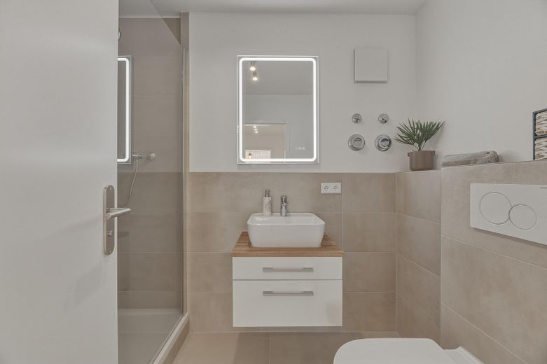 Amore per il giardino! Appartamento ristrutturato di 2 locali libero da subito, con splendido giardino privato e terrazza soleggiata – Badezimmer