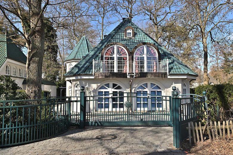 TOP-Villenanwesen in bester Lage von Alt-Oberneuland – Straßenansicht
