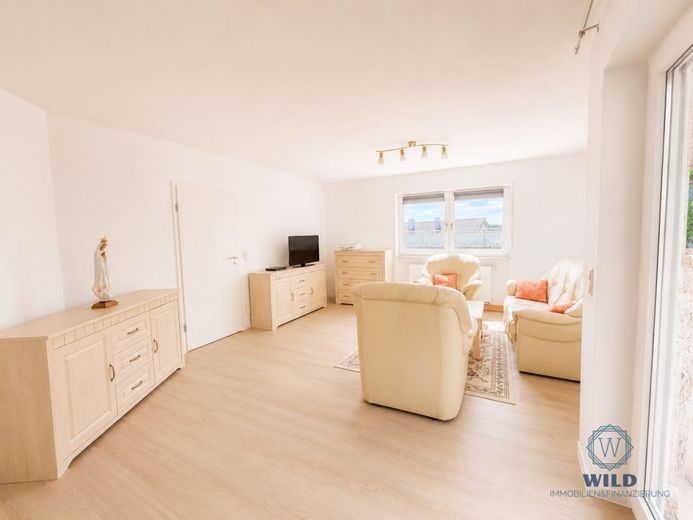 Ein Zuhause mit Zukunft - wertbewusst renoviert, nachhaltig gedacht, in Püttlingen gelegen. – Wohnzimmer