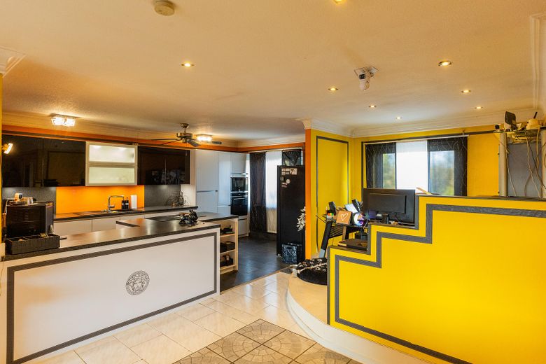 Blick in Küche u. H Office