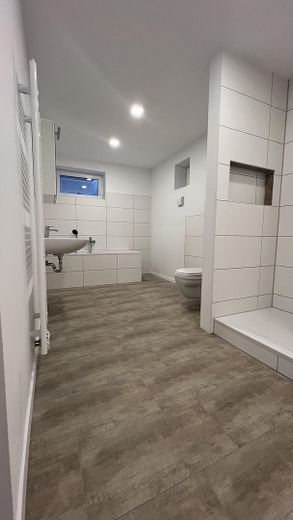 Lichtdurchflutete 2-Zimmer-Wohnung mit Terrasse – Badezimmer