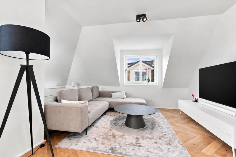 Hochwertig modernisierte Endetagenwohnung in begehrter Wohnlage – provisionsfrei – Impression Wohnbereich
