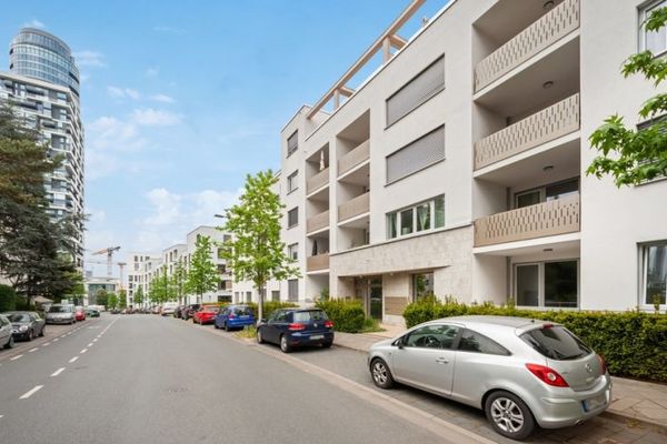 ++ Wonen en leven bij de Henninger Turm! 3-kamerappartement met loggia en balkon ++