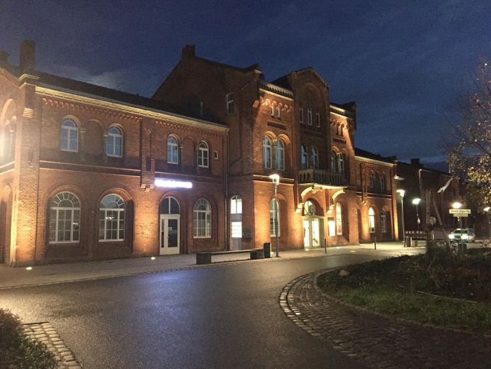 Schicke Büros im wunderschönen denkmalgeschützten Bahnhof 1A LAGE – Stadtseite bei Nacht