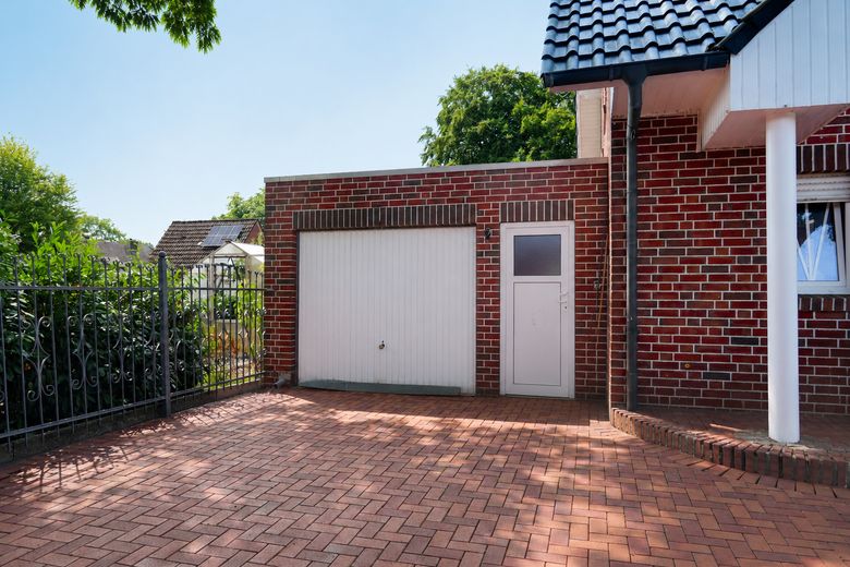 Freistehendes Einfamilienhaus mit Südgarten, großzügiger Garage & ausgebautem Dachgeschoss – Garage von aussen